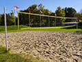 Volleyball am Sportplatz des Ferienparks